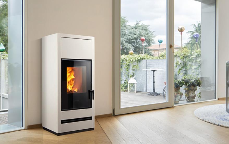 stufa-legna-e128-con-multifuoco-system®-5-5-kw-acciaio-parete-angolo-trend-line_immagine1.jpg